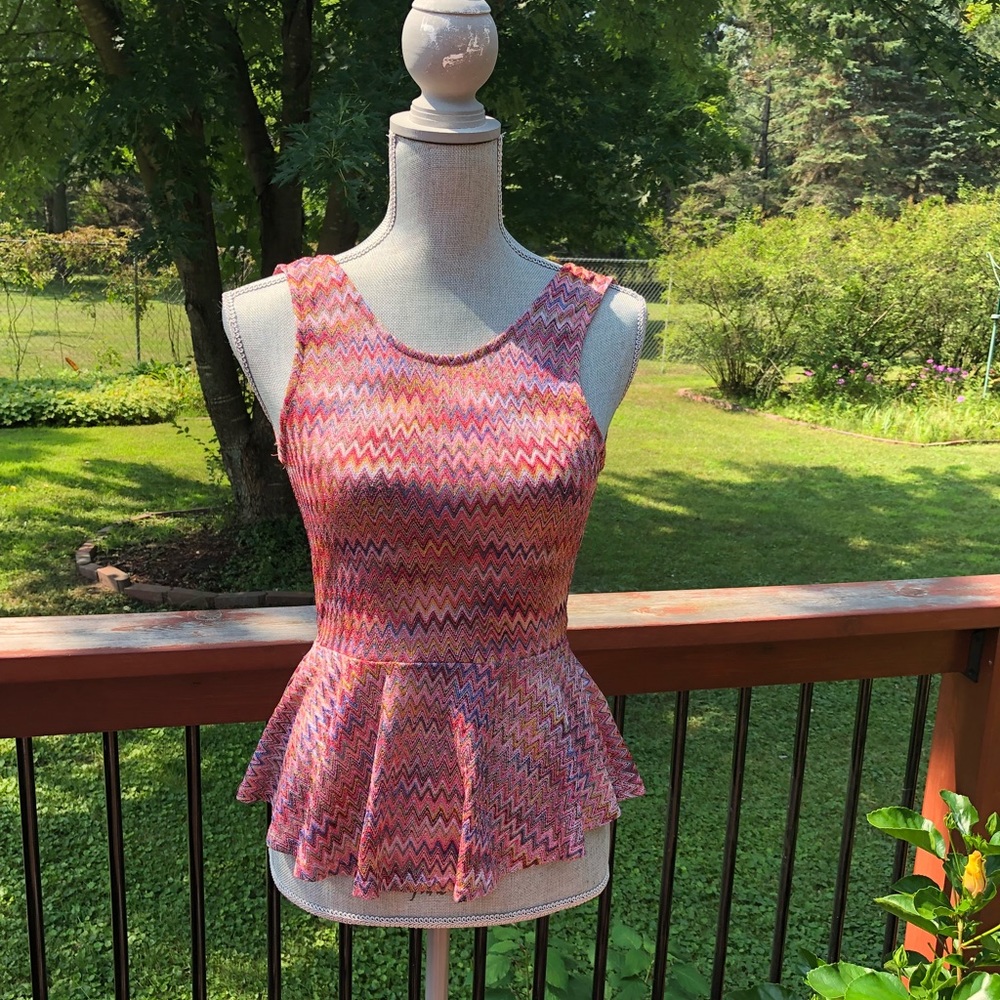 Knit peplum V-back peplum tank - Picture 2 of 8